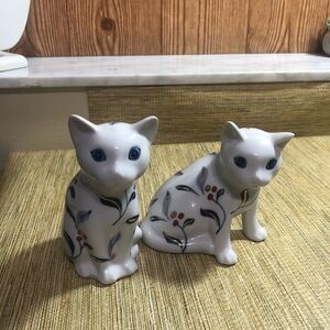 Little Switzerland Decorative White Cat Figurines with Floral Design Blue Eyes